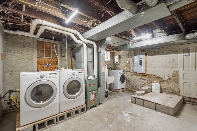 Building Photo - MOVE IN SPECIAL! SCORE HALF OFF 1ST MONTH'...