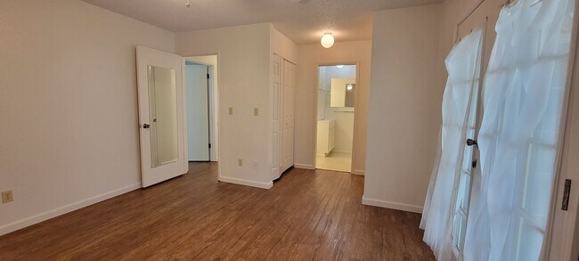 Building Photo - 2 Bedroom Condo Near Sacramento River Trail