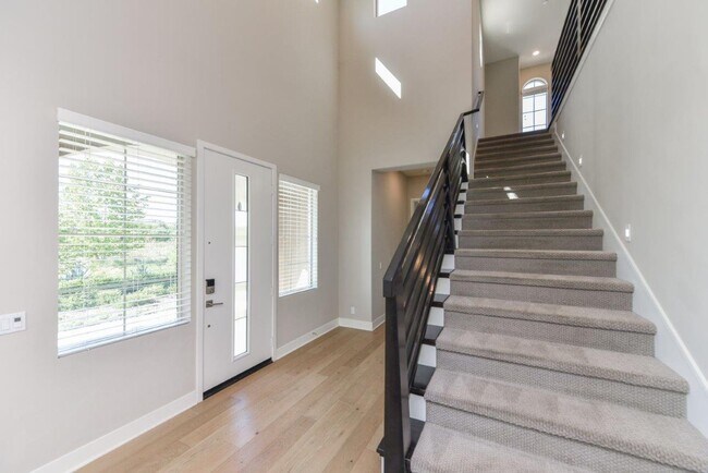 Building Photo - 4bd/4.5ba Single Family House w/ VIEW Gate...