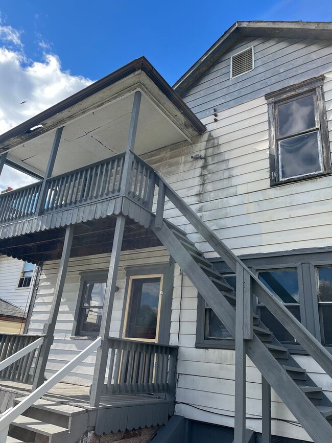 Building Photo - Five Bedroom Single Family Home