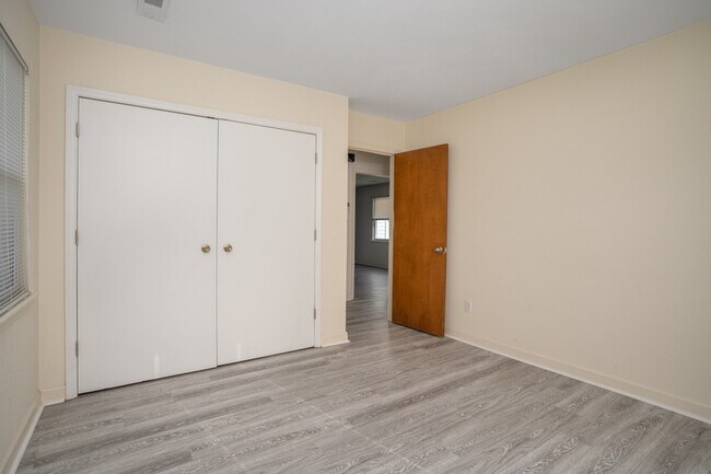 Building Photo - 1328 Maple St