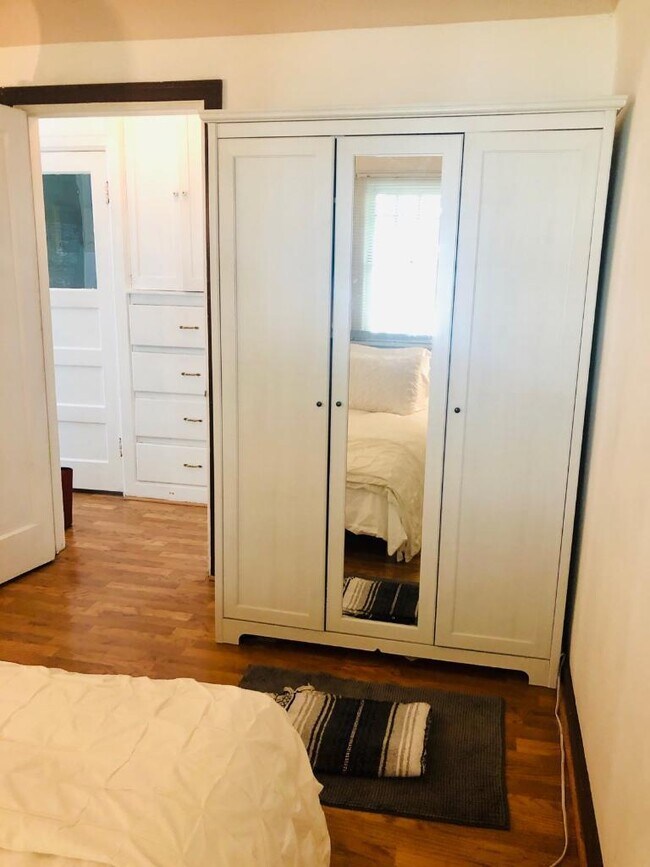 Building Photo - 1112 900 E