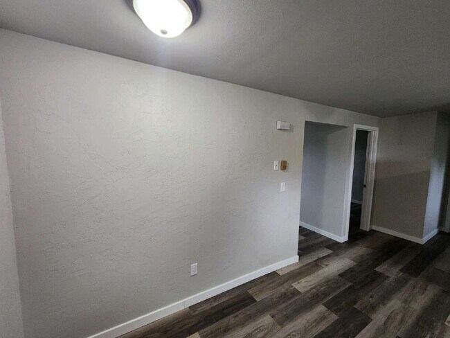Building Photo - Updated Upper Level Apartment, Kaukauna