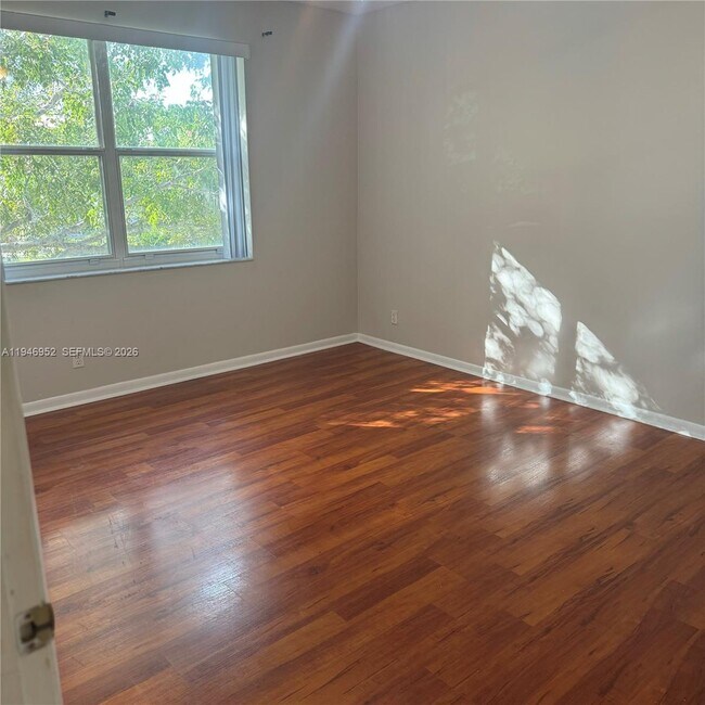 Building Photo - 549 Racquet Club Rd