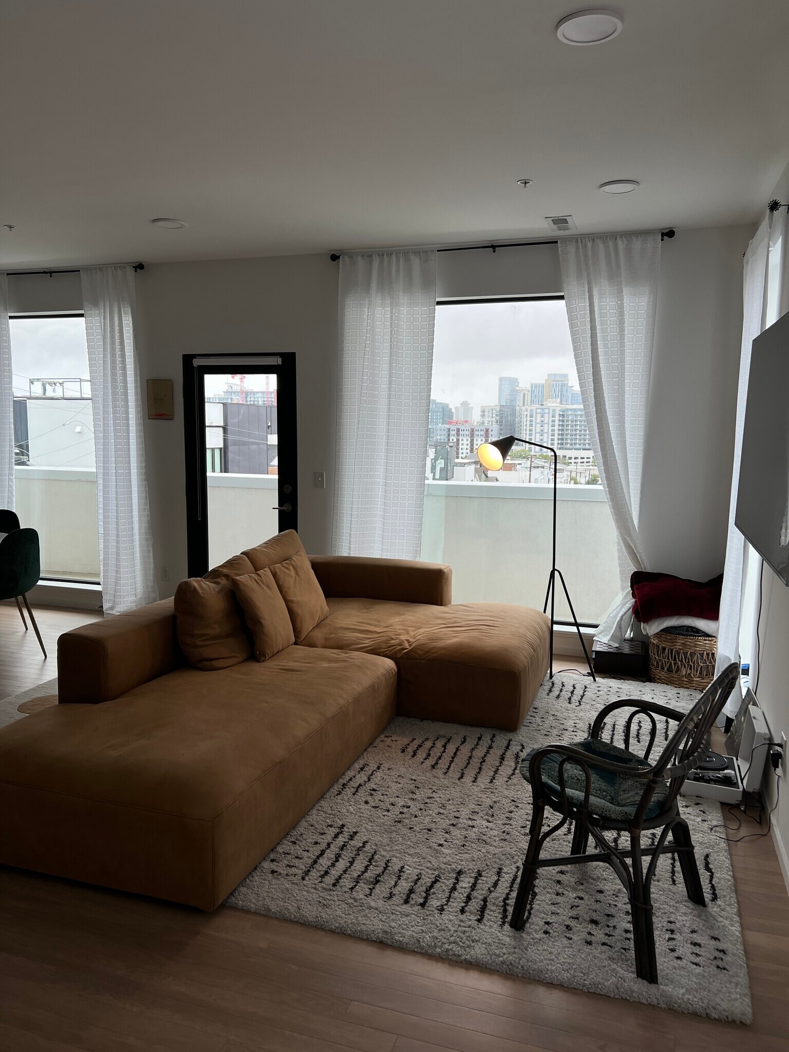 Living area with views - 806 Olympic St