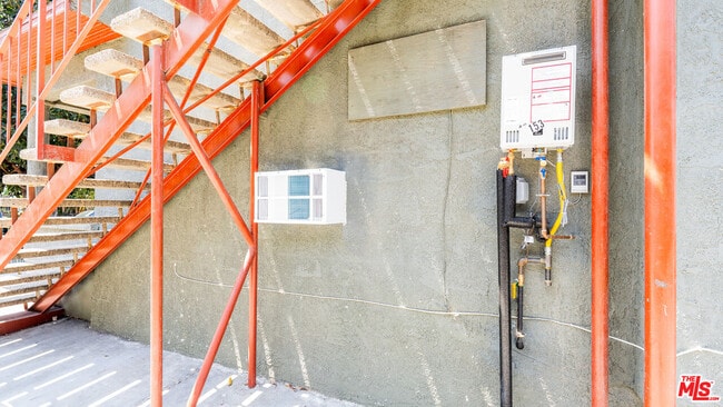 Building Photo - 153 W 51st St