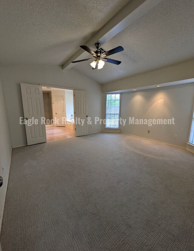 Building Photo - 1304 N Umbrella Ave