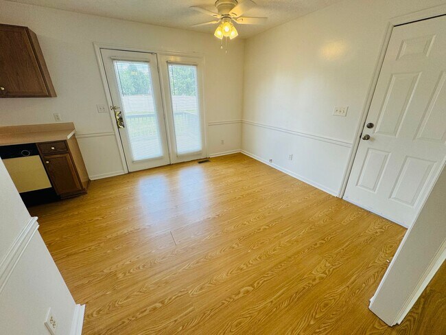 Building Photo - For Lease - 3 Bed, 2 Bath, 1400sqft Home i...