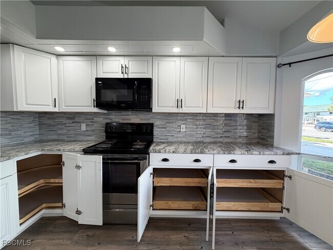 Building Photo - 1418 Cape Coral Pkwy W