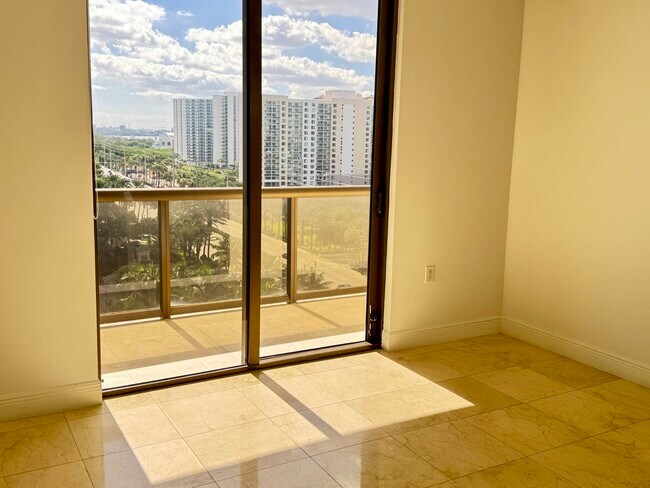 Building Photo - 16275 Collins Ave