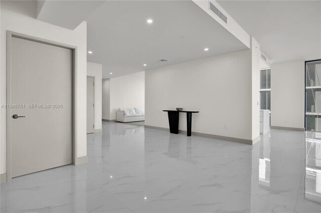 Building Photo - 700 NE 24th St