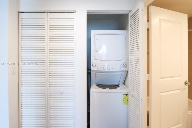 Building Photo - 333 NE 24th St