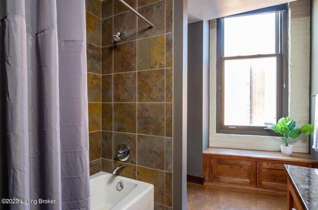 Building Photo - 2 BR/2BA | Newly Renovated Condo| 1-Private Garage | Central downtown!