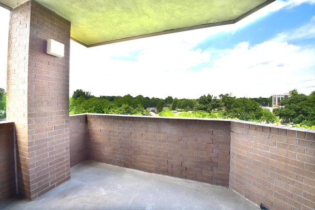 Building Photo - 2121 S Yorktown Ave