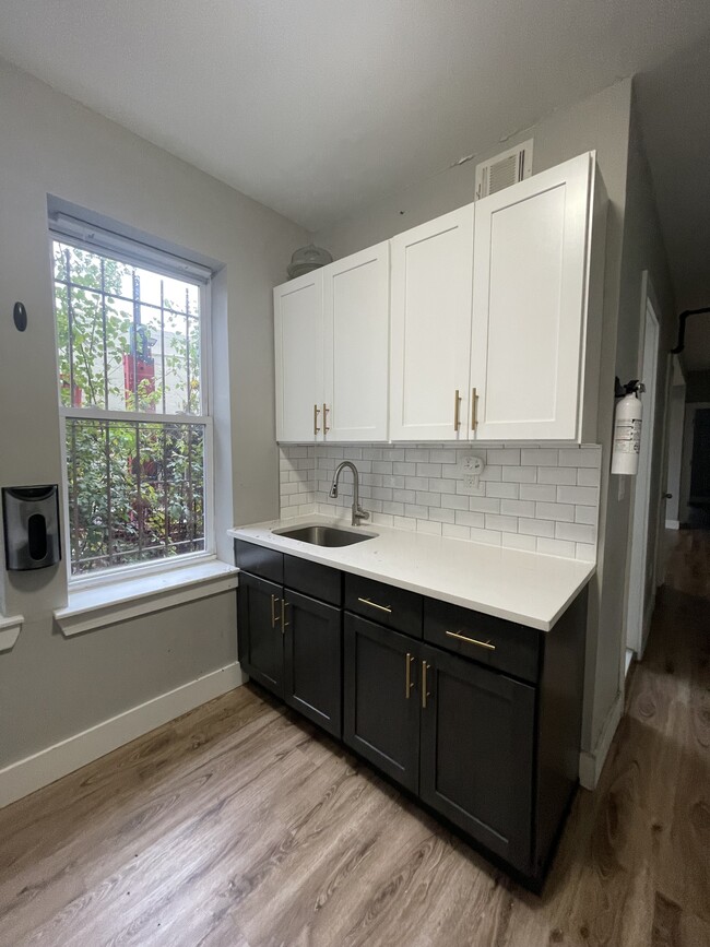 698-700 Chancellor Ave 305 - 695 Chancellor Ave