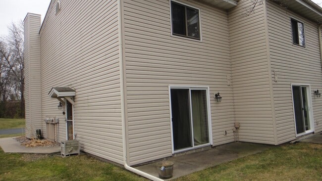 Building Photo - 17490 Pond Cir
