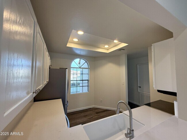 Building Photo - 930 N Mesa Dr