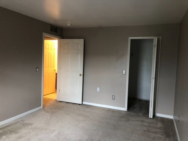 Building Photo - 51761 Adler Park Dr W