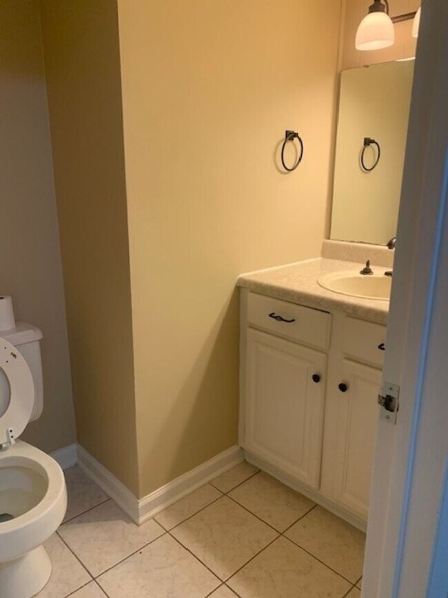 Building Photo - Large 3 Bedroom 2.5 Bath Townhome in Prime Location