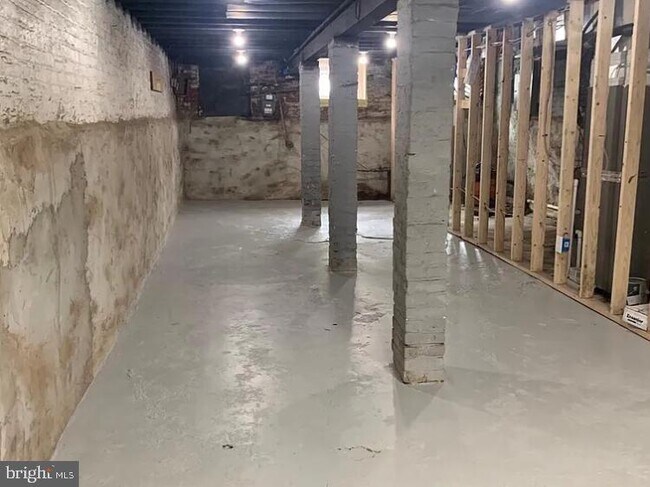 Building Photo - 2124 E Somerset St