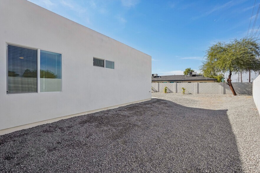 Building Photo - 910 E Roma Ave