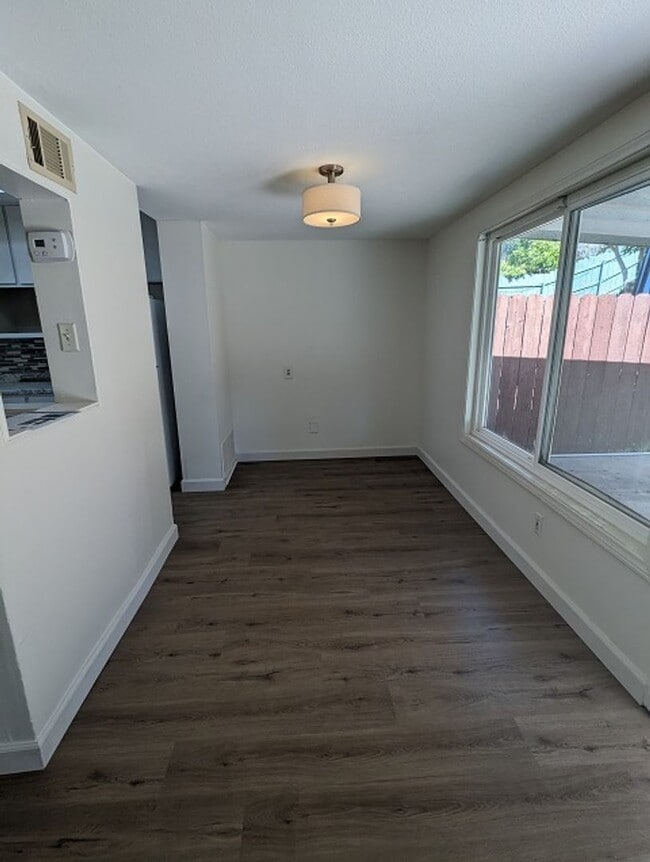 Building Photo - 3 Bedroom 2.5 Bathroom Two Story Townhome in Spring Valley