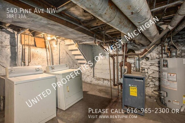 Building Photo - Available Now | 3 Bed 1 Bath Apartment in ...