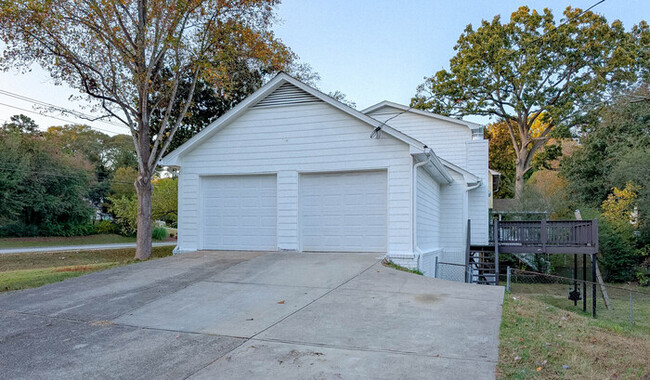 Building Photo - Distinctive Large Home in Tucker in Smoket...