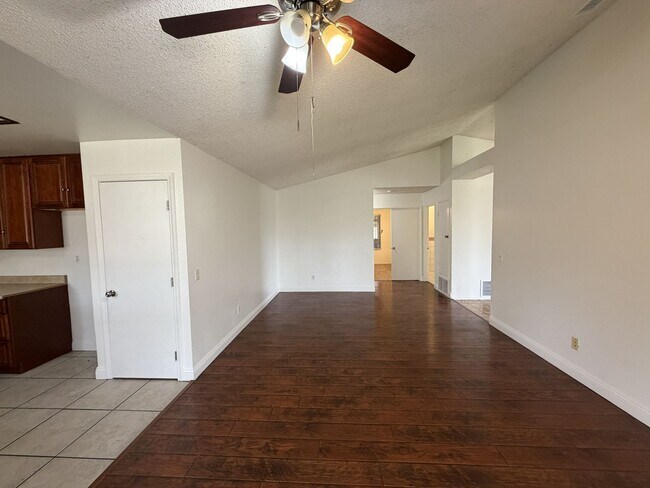 Building Photo - 560 S Quince Ave