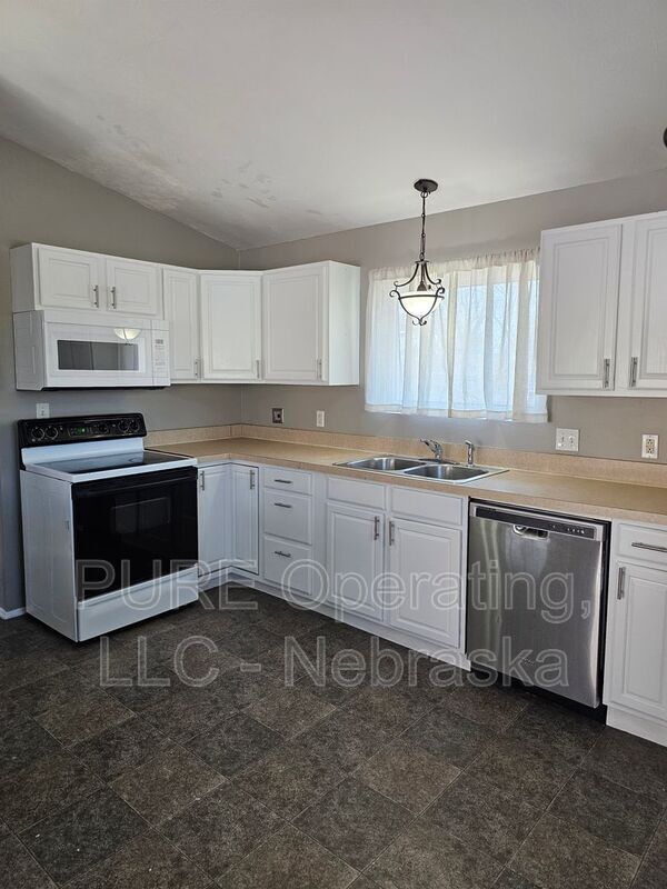 Building Photo - 8624 Templeton Dr