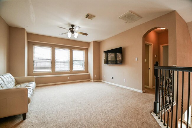 Building Photo - 711 Doscher Ln