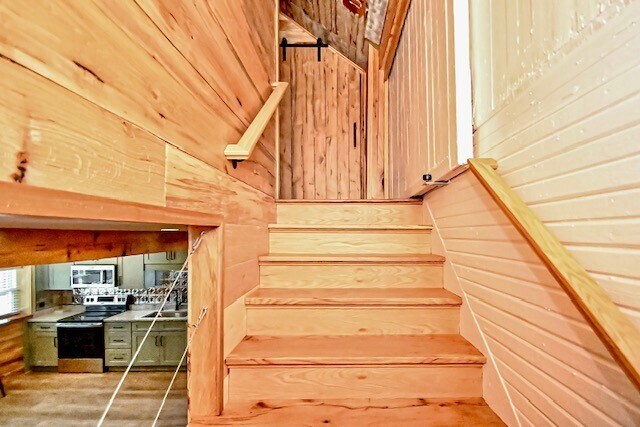 top of steps entry to laundry room - 172 Diamond Ct SE