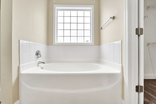 Building Photo - Leland Wedgewood at Lanvale community, Great open floor plan, on level, hardwoods, fire place, ma...