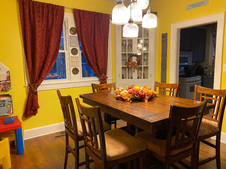 Building Photo - 2810 Rosemary Ln