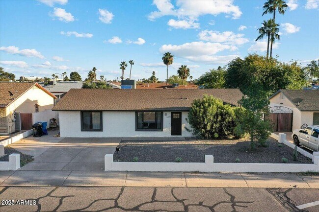 Building Photo - 3319 E Campo Bello Dr