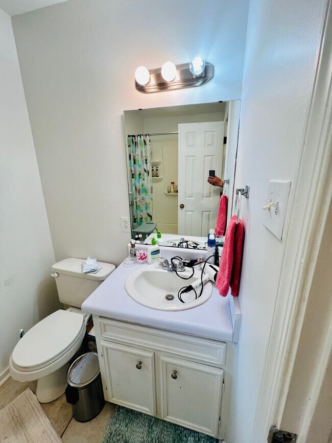 Building Photo - Charming 4bdrm/2.5bth Home with Ample Space and Modern Amenities