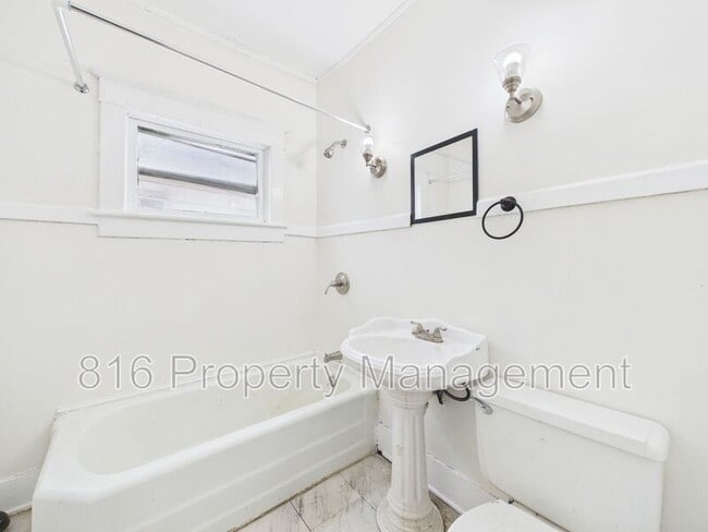 Building Photo - 411 Main St