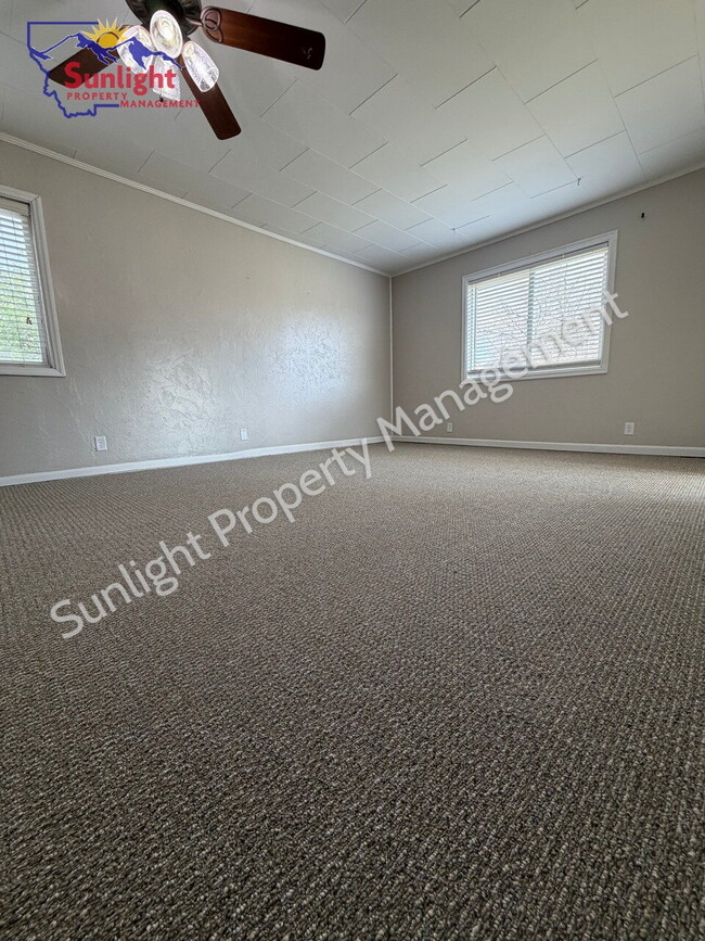 Building Photo - 2 Bed, 1 Bath Home with Detached Garage, Fenced Yard, and Built-In Storage