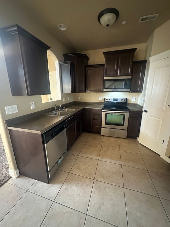 Building Photo - BEAUIFUL HOME!!!