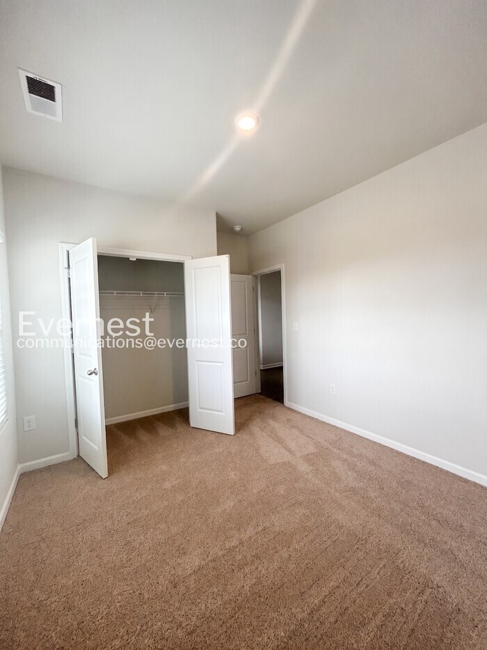 Building Photo - 124 Lightning Dr