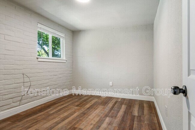 Building Photo - 2618 E 8th St