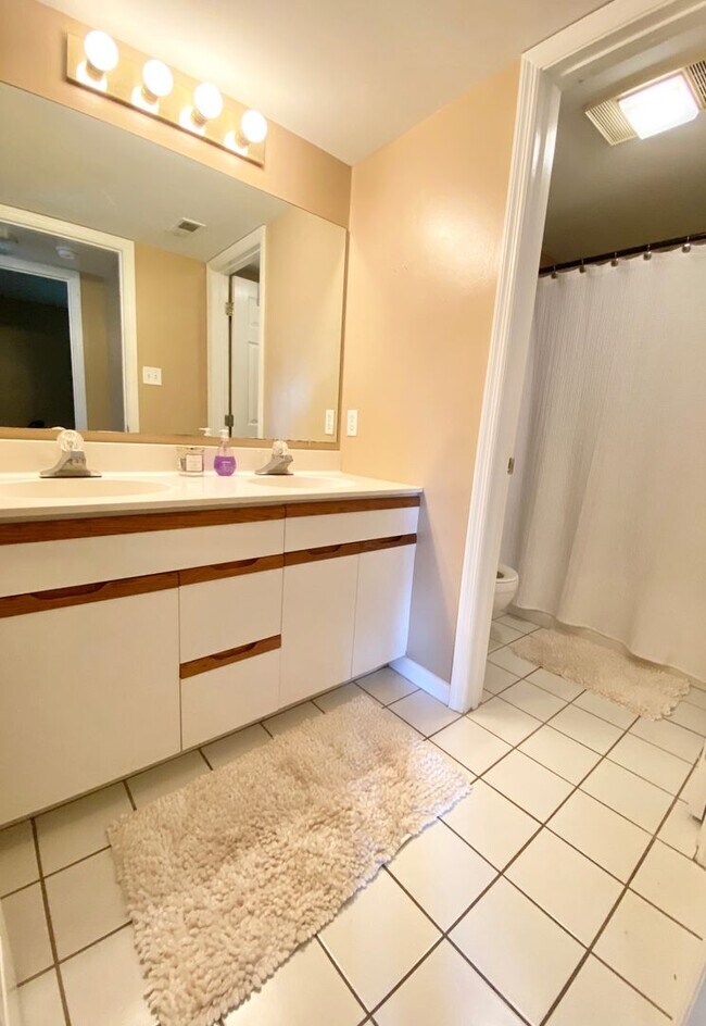 Building Photo - Laurel Villas: 3 BED/ 2 BA Available for Fall 2026!