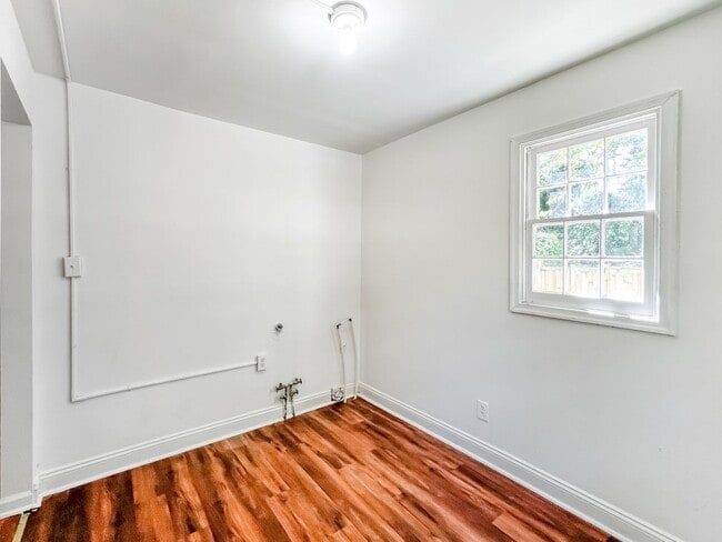 Building Photo - Renovated Oakwood Gem with Modern Amenitie...