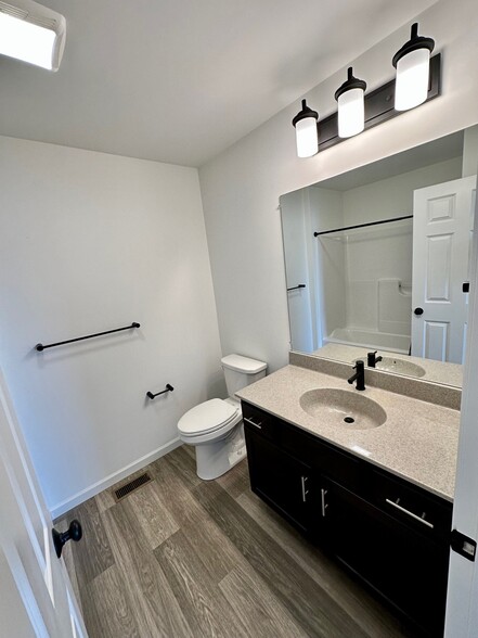 Bathroom 2 - 1618 Haralson Dr