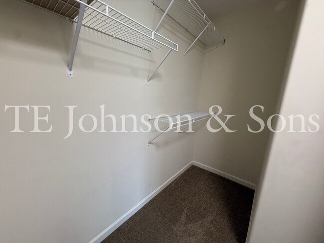 Building Photo - Modern Comfort with Vaulted Ceilings & Garage in Winston-Salem