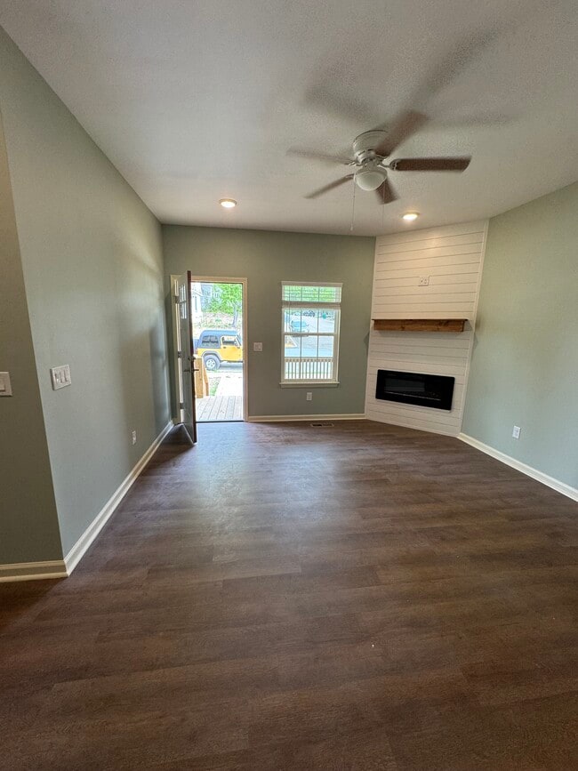 Building Photo - 260 Cedar St