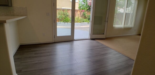 Building Photo - Spectacular 4 bedroom, 2.5 bath home on private lane