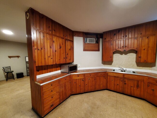 Building Photo - Large 1 bedroom remodeled apartment, washer/dryer hookups