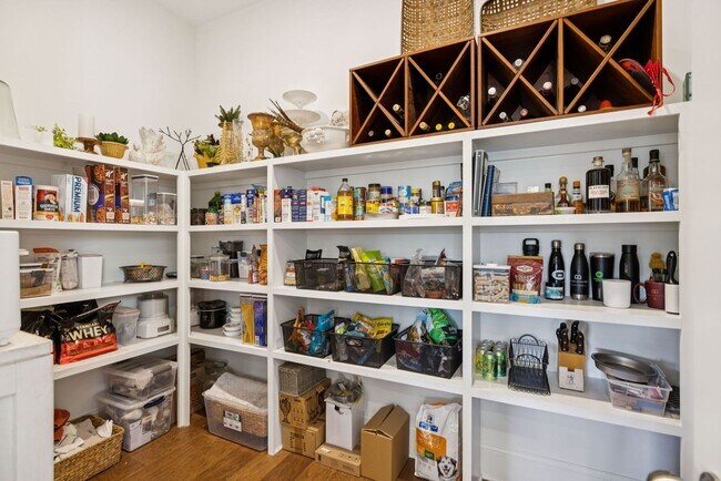 Building Photo - Luxurious living space *Fully furnished an...