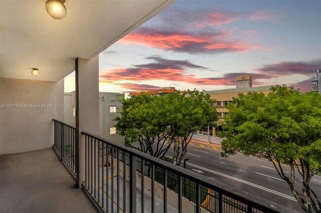 Building Photo - 2625 Collins Ave
